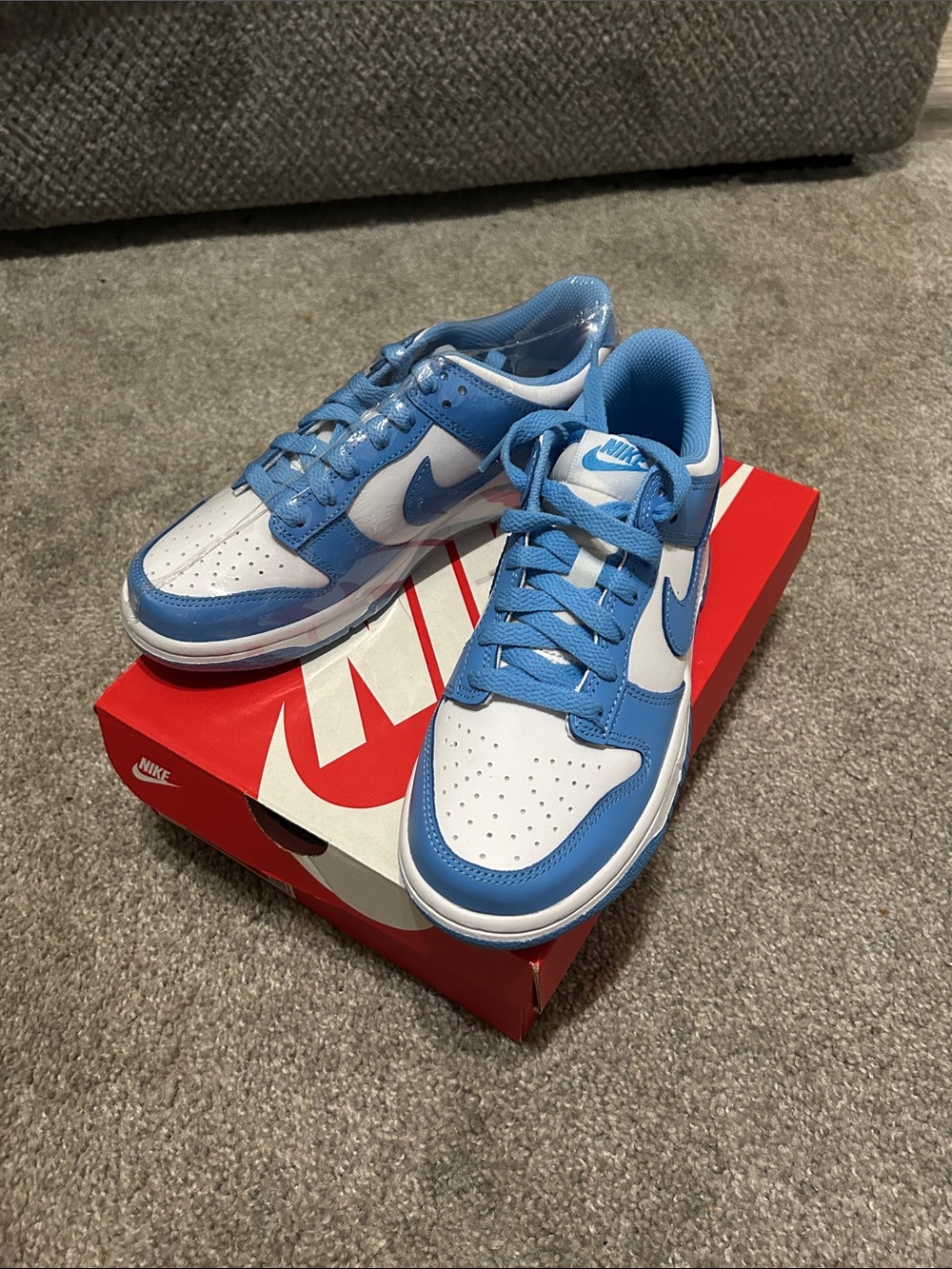 Nike Boys Low-Top Sneakers in White and University Blue